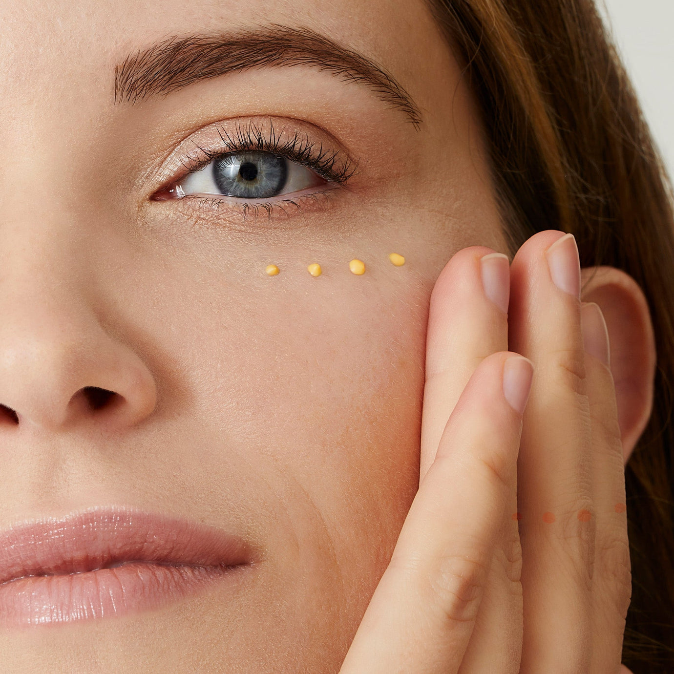 Tudo o que Precisa de Saber Sobre o Uso de Retinol Abaixo dos Olhos